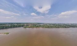 Zdjęcie z drona -  rzeka Wisła, w tle Twierdza Modlin