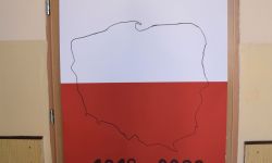 biało czerwony plakat, pośrodku zarys mapy Polski