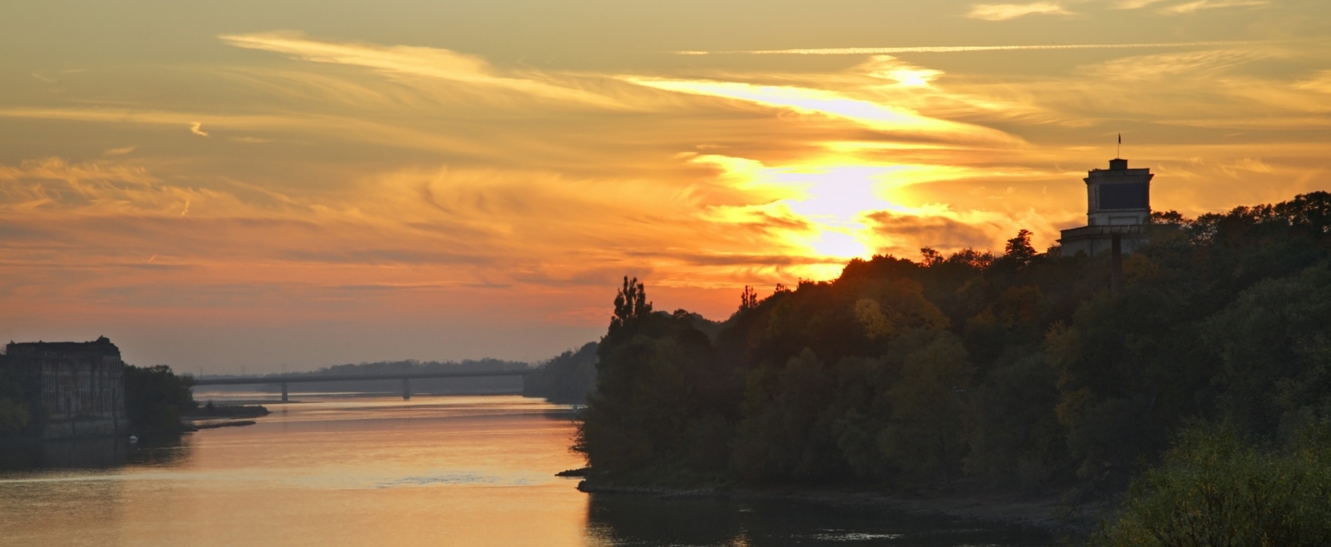 Zachód słońca nad rzekami Narwią i Wisłą