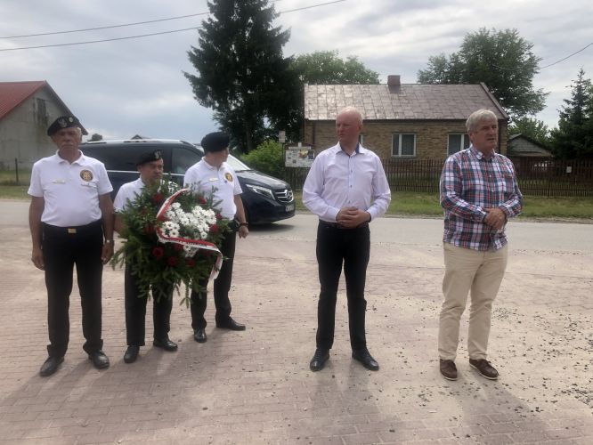 przywitanie kajakarzy przed pomnikiem w Borkowie