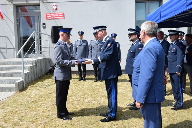 zebrani policjanci wraz z gośćmi