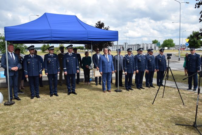 zebrani policjanci wraz z gośćmi