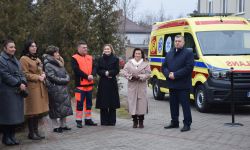 starosta oraz dyrektor witają zaproszonych gości, w tle karetka