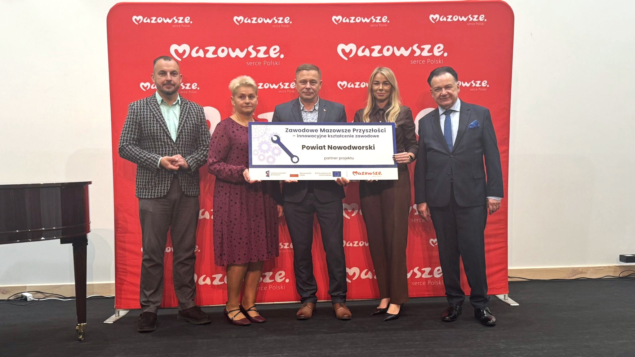 wręczenie czeku dotyczącego projektu- Zawodowe Mazowsze Przyszłości