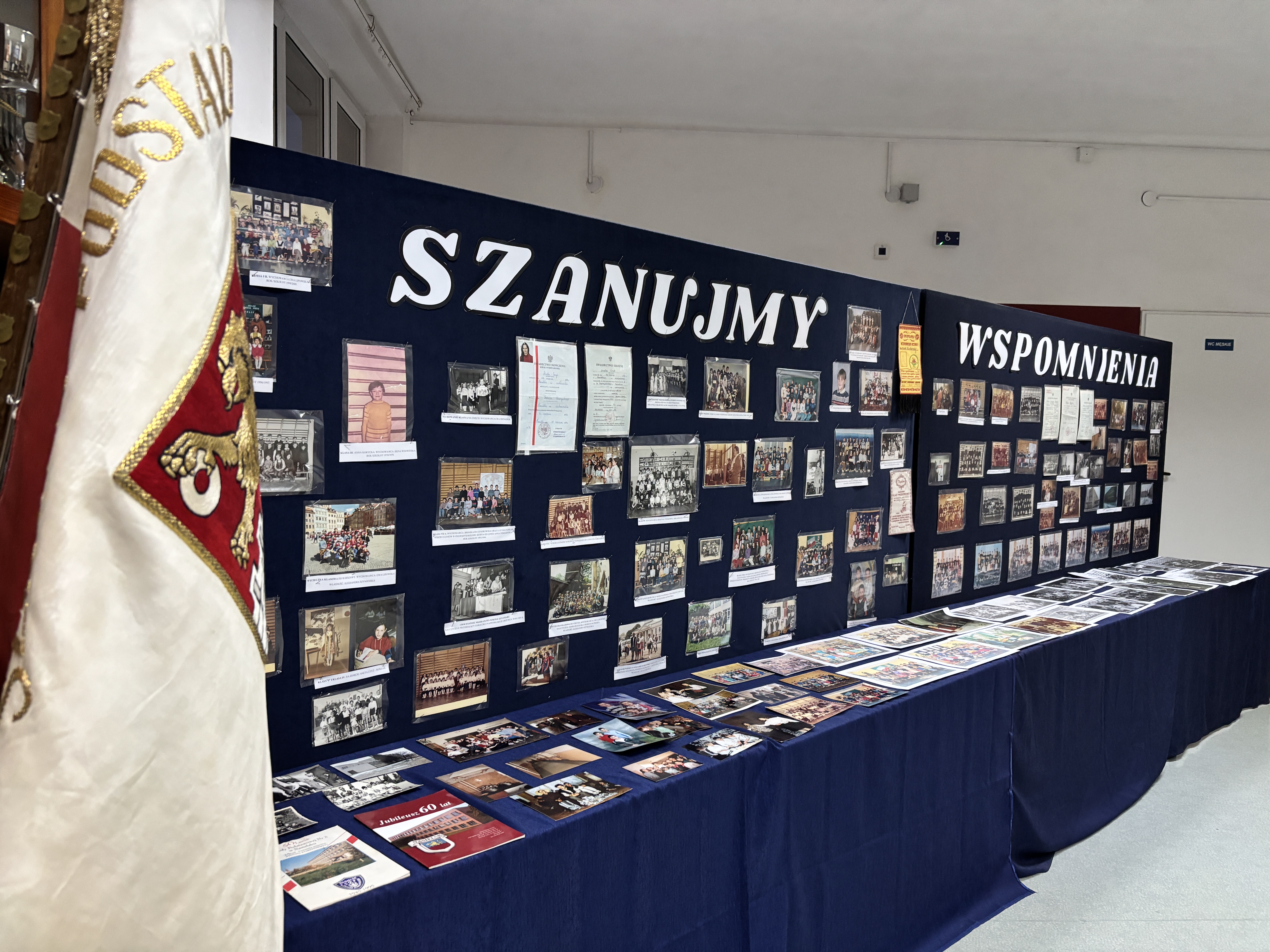 wystawa z pamiątkowymi fotografiami