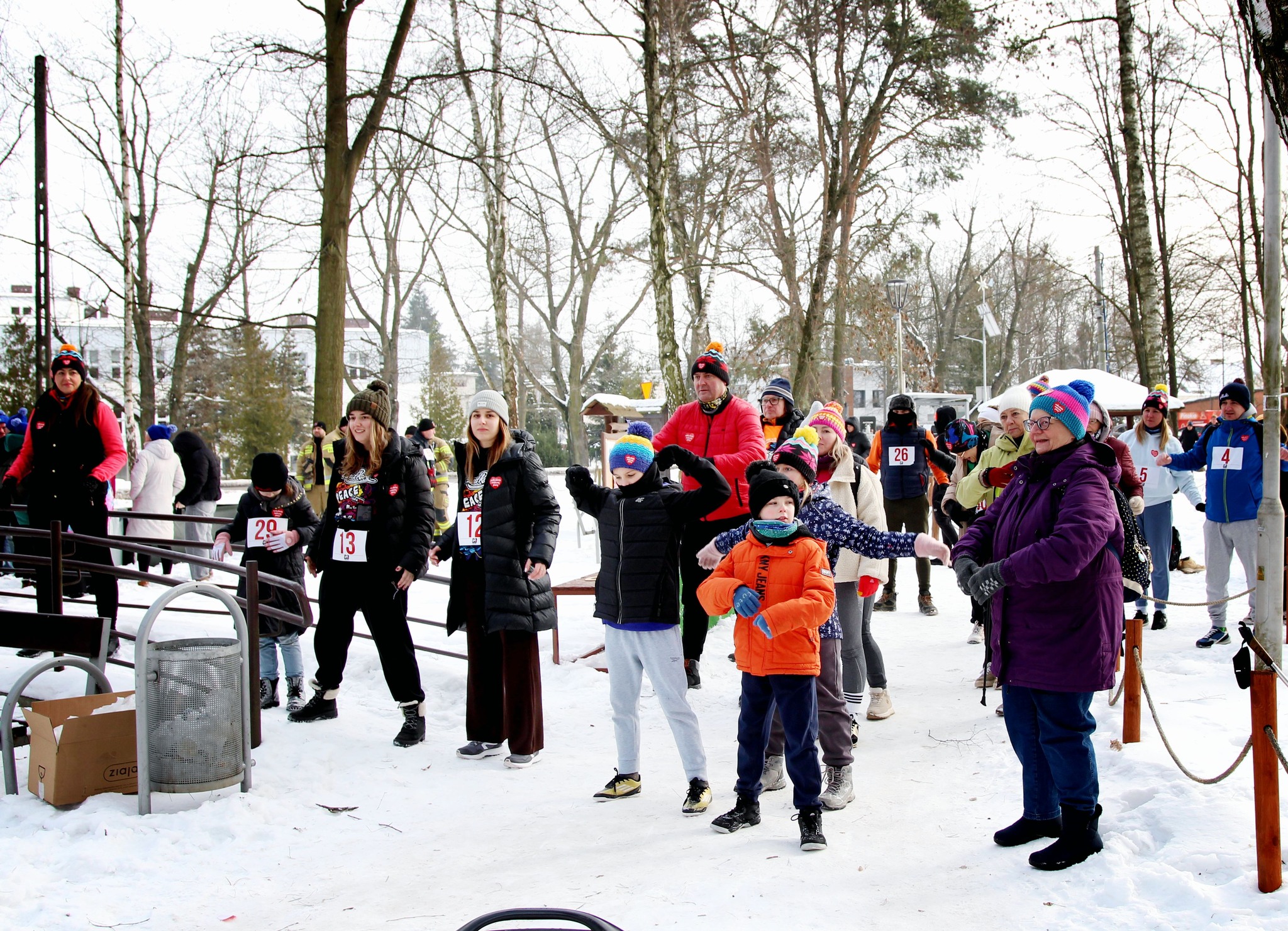 uczestnicy biegu na starcie
