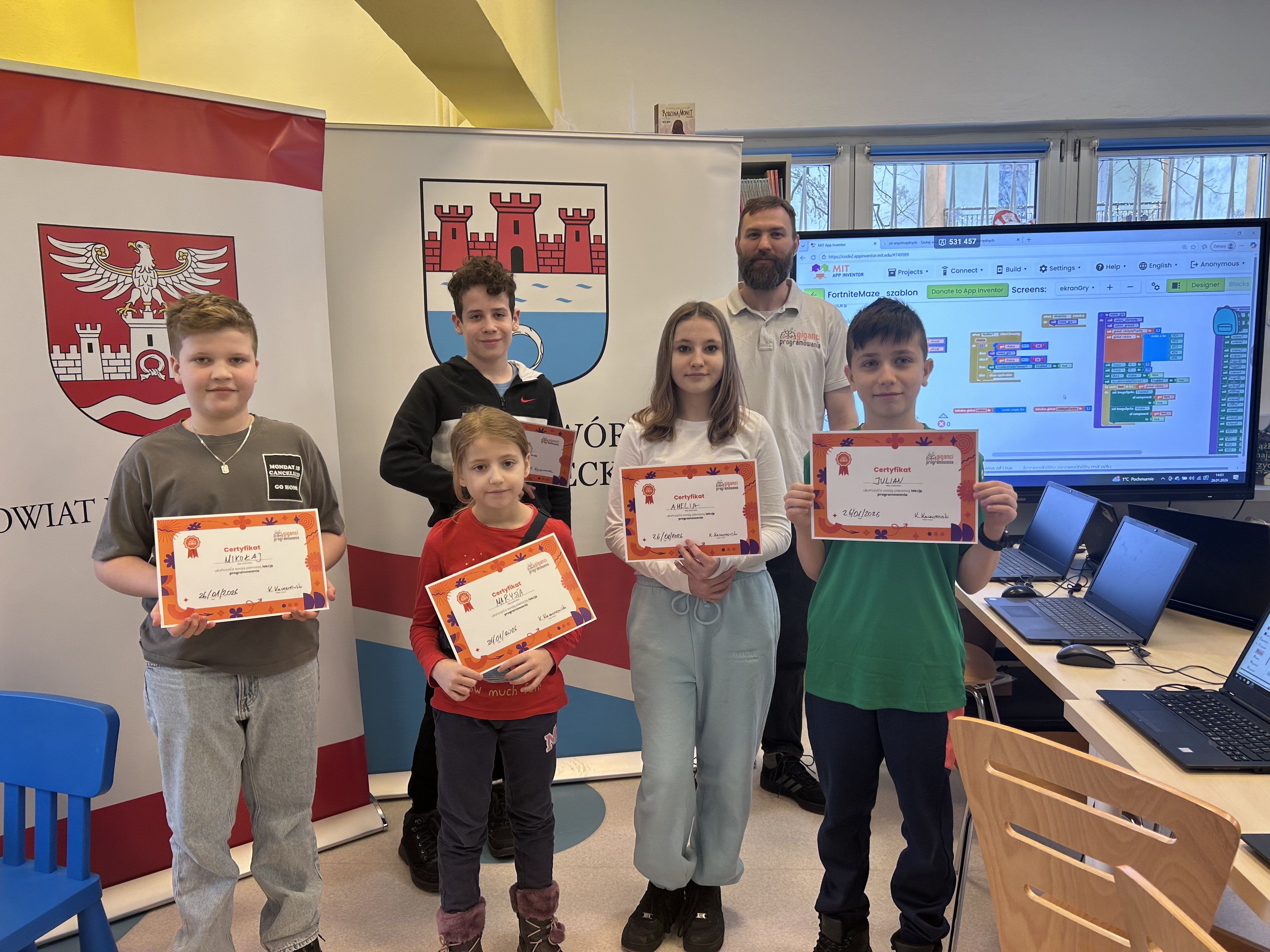 dzieci wraz z certyfikatami